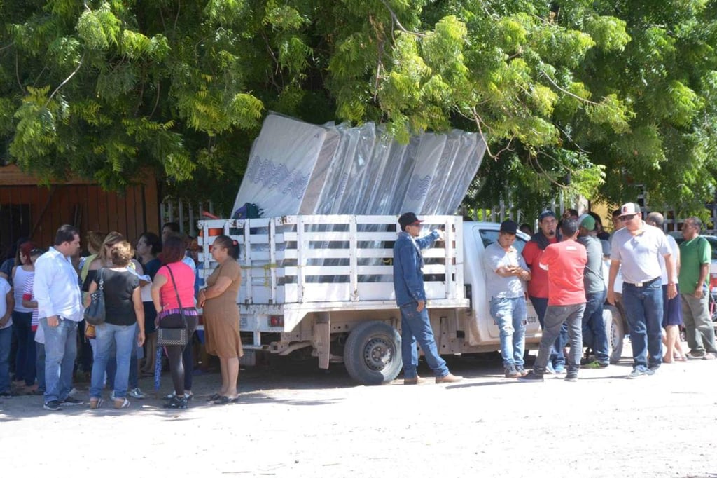 Damnificados en Sinaloa denuncian entrega de colchones usados