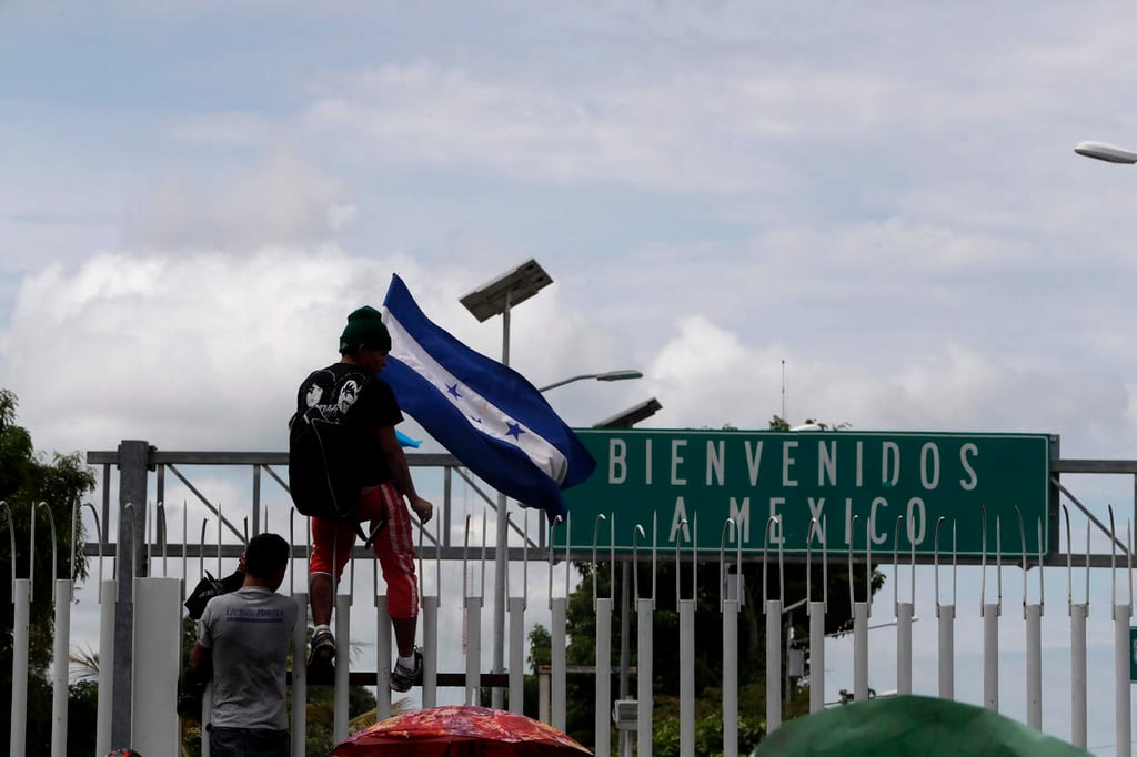 Segob denuncia que caravana incumplió acuerdo al forzar ingreso a México