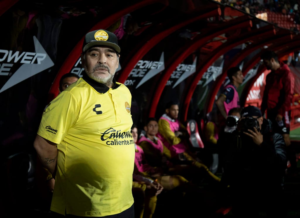 Maradona necesita prótesis, no tiene cartílagos en las rodillas: médico