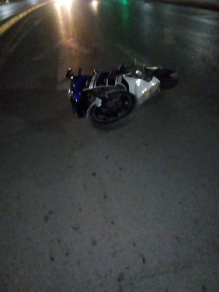 Hombre muere tras choque en moto