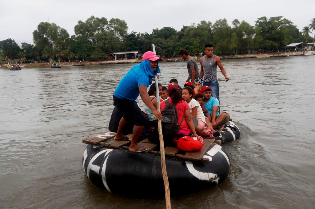 Continúan migrantes cruce en balsa por río fronterizo