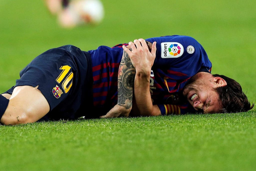 Messi sale lesionado ante Sevilla y es duda para el clásico