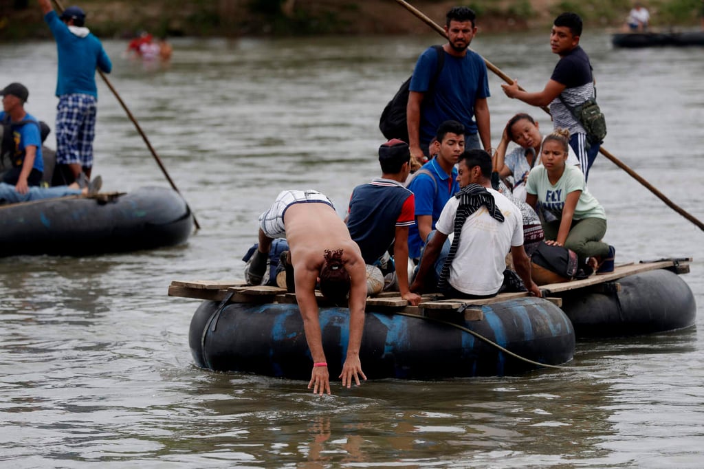 Centenares de migrantes cruzan río que separa Guatemala y México