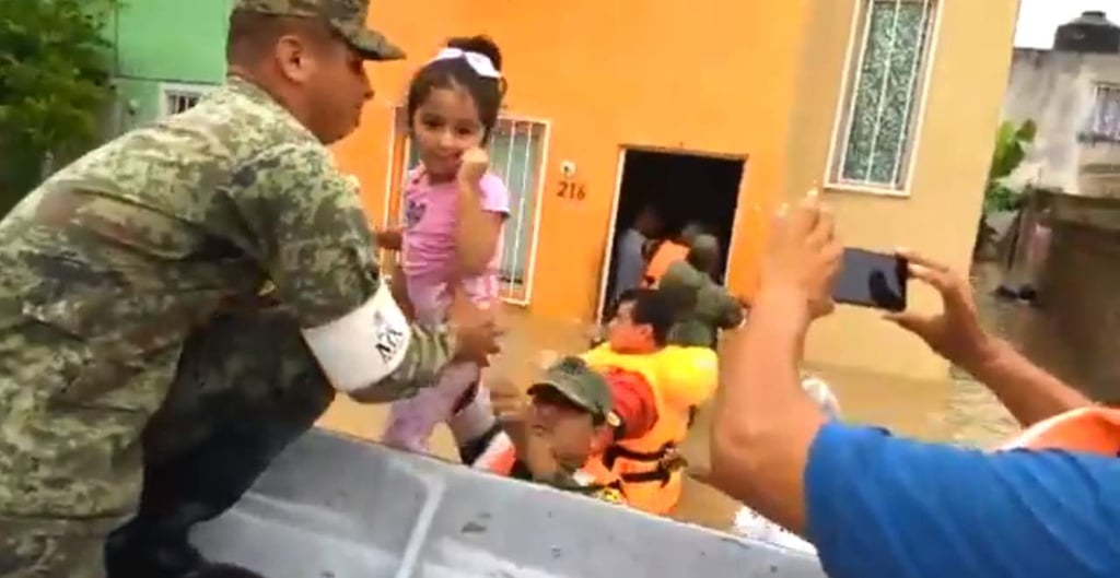 Ejército evacúa a familias afectadas por lluvias en  Veracruz