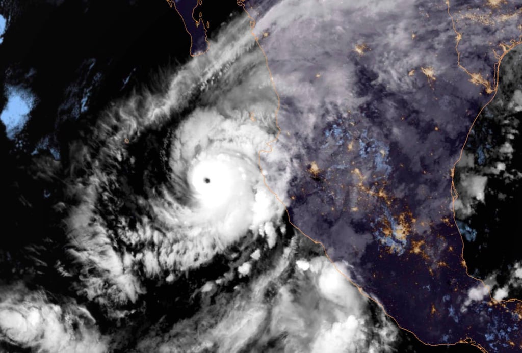 Avanza huracán 'Willa' hacia el norte por el Pacífico