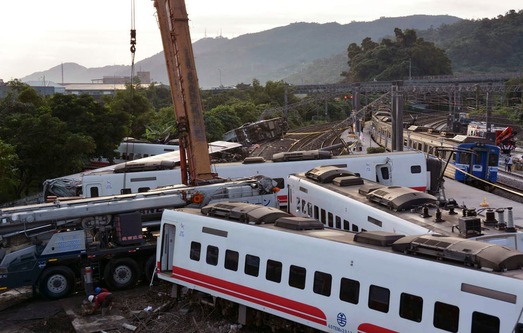 Descarrilamiento de tren deja 18 muertos en Taiwán