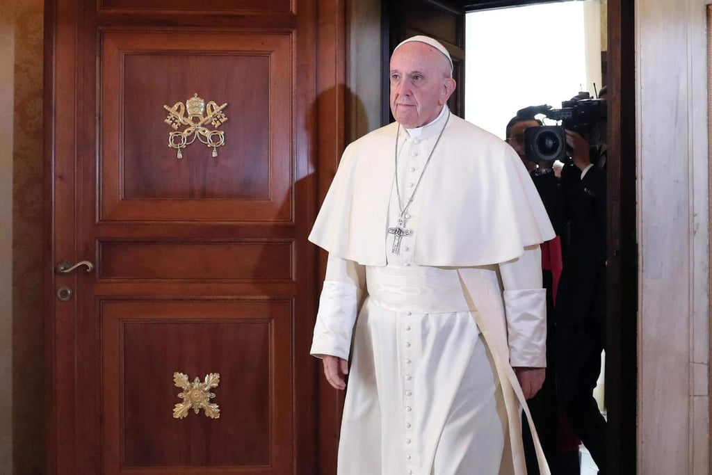 Papa Francisco visita la tumba de Juan Pablo II en su día
