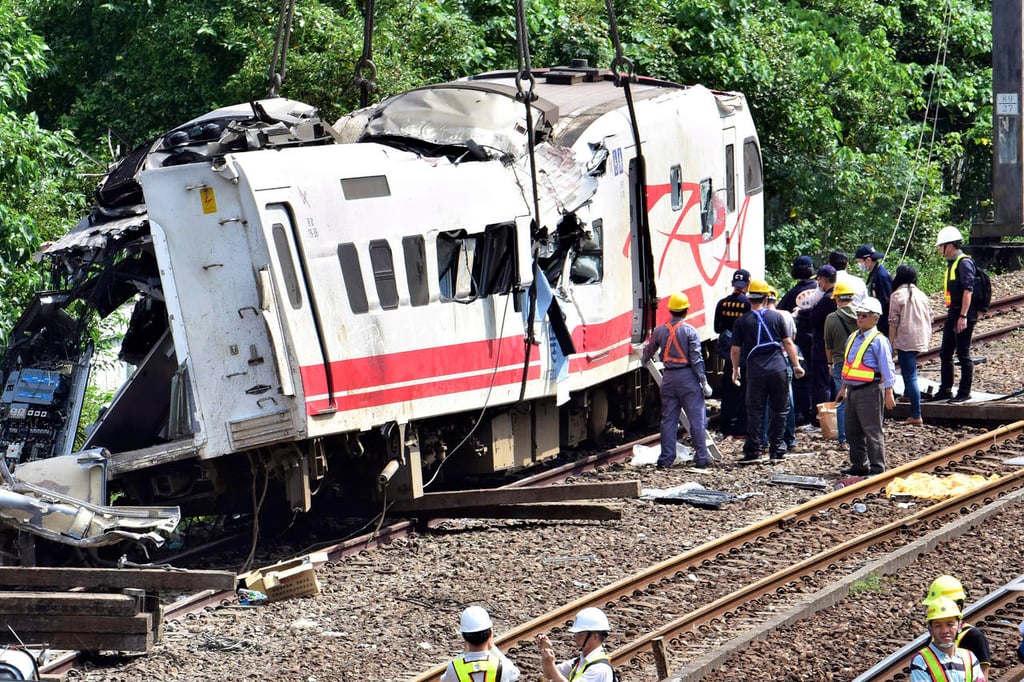 Detienen a conductor de tren que descarriló en Taiwán