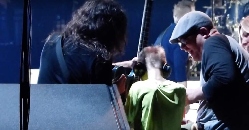 Dave Grohl invita a niño ciego al escenario