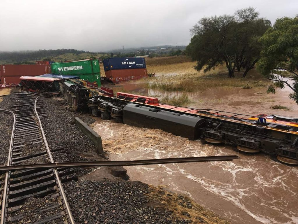 Descarrila tren de carga por lluvias en Michoacán