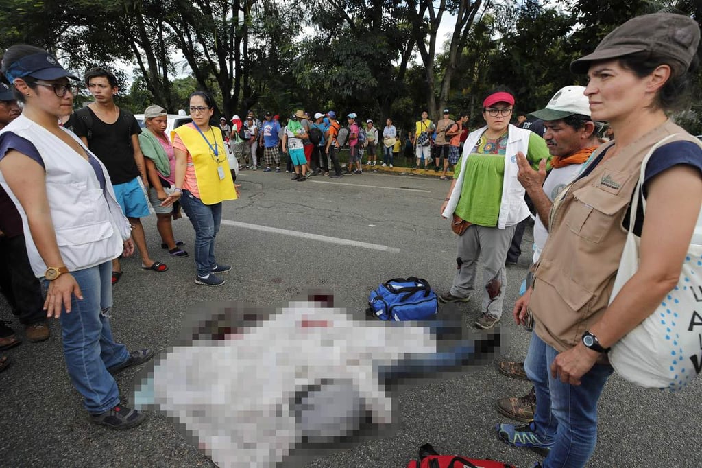 Muere hondureño que iba en caravana migrante; cae de camioneta