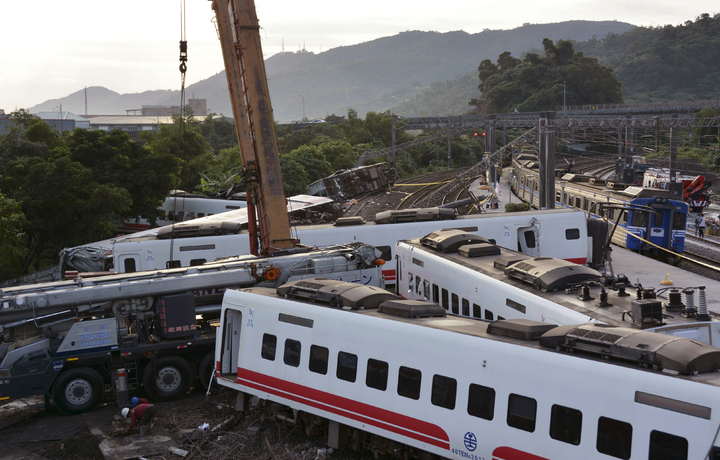 Descarrila tren en Taiwán; deja 18 muertos