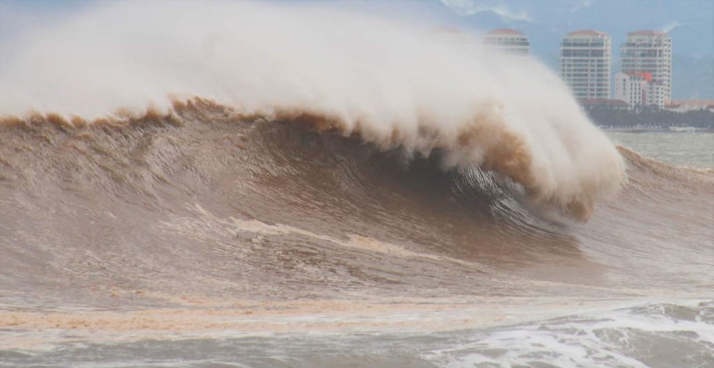 Evacuan a 10 mil personas en municipios de Nayarit por 'Willa'