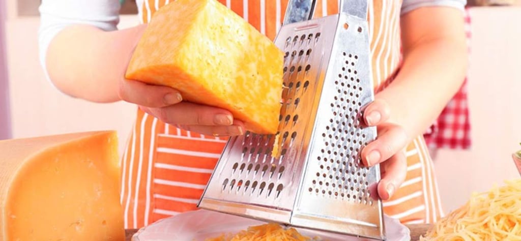 VIRAL: Así se ralla el queso correctamente según video de Twitter