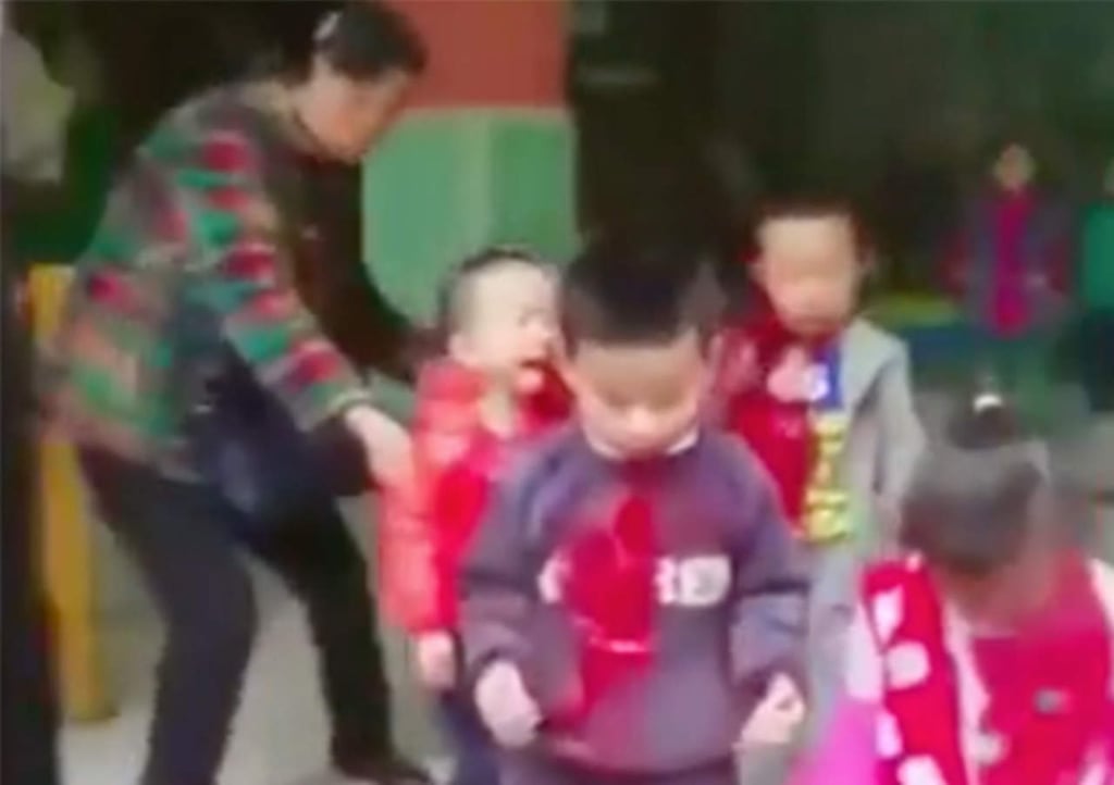 Mujer ataca a niños de preescolar con un cuchillo