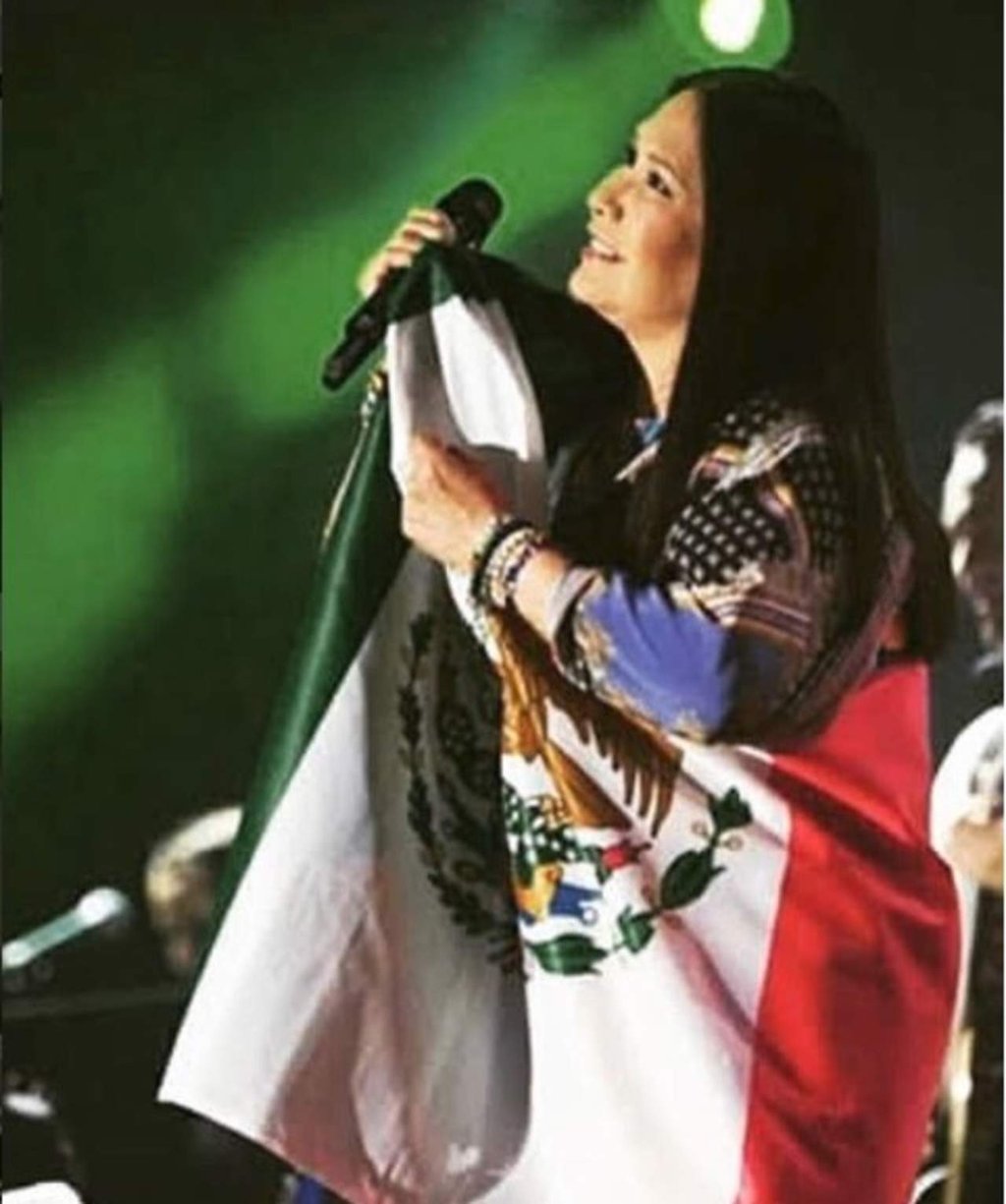 Ana Gabriel deleita a sus fans en Auditorio Nacional