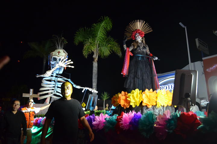 Conmemoran el Día de Muertos con desfile