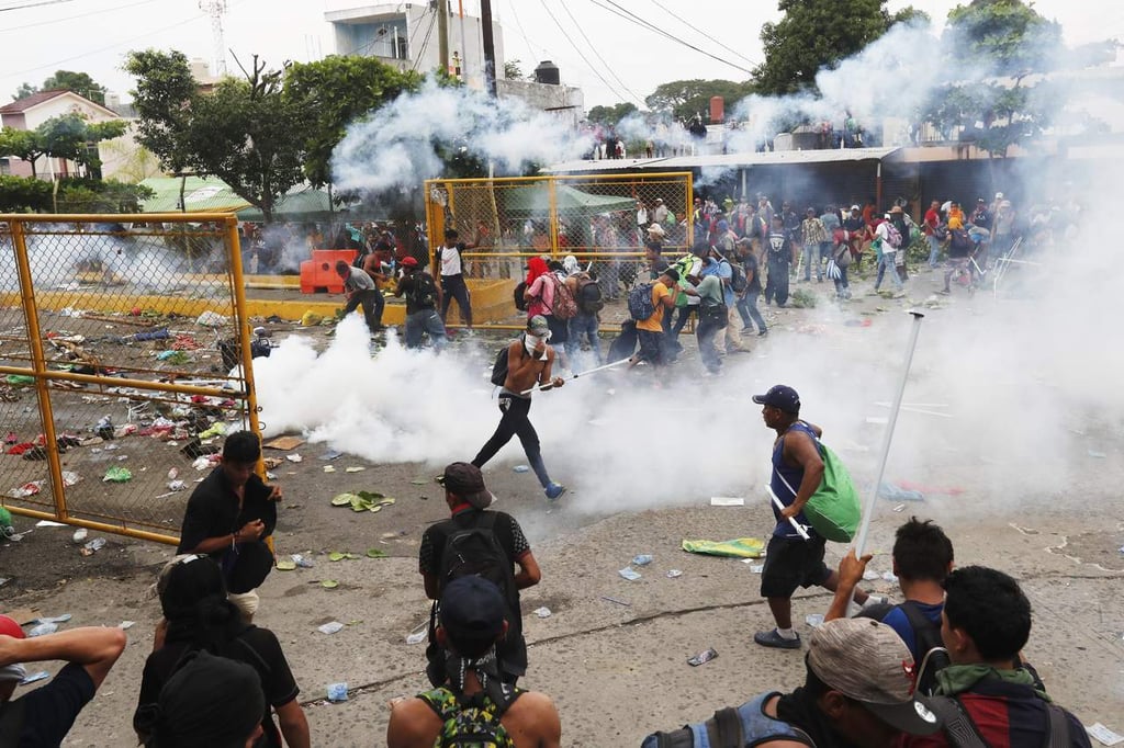 Migrantes se enfrentan con la policía al intentar cruzar a México