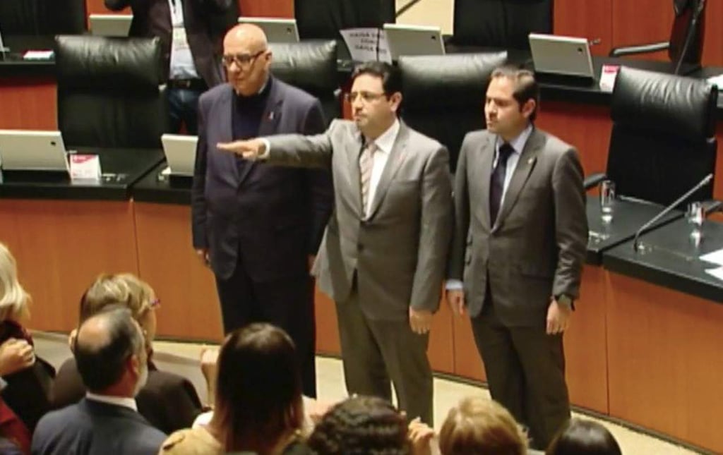 Noé Castañón rinde protesta en medio de reclamos como senador