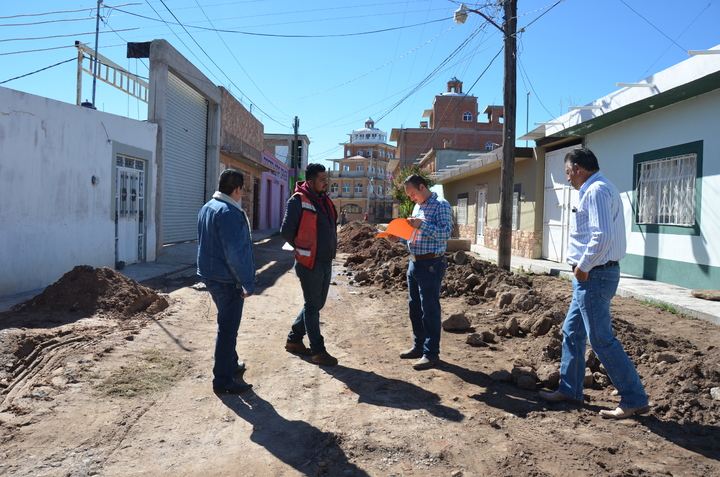 Supervisan obras  de rehabilitación