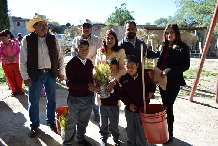 Entregan kits de limpieza para escuelas