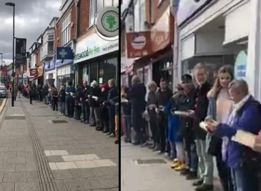 Cadena humana ayuda a la mudanza de una librería