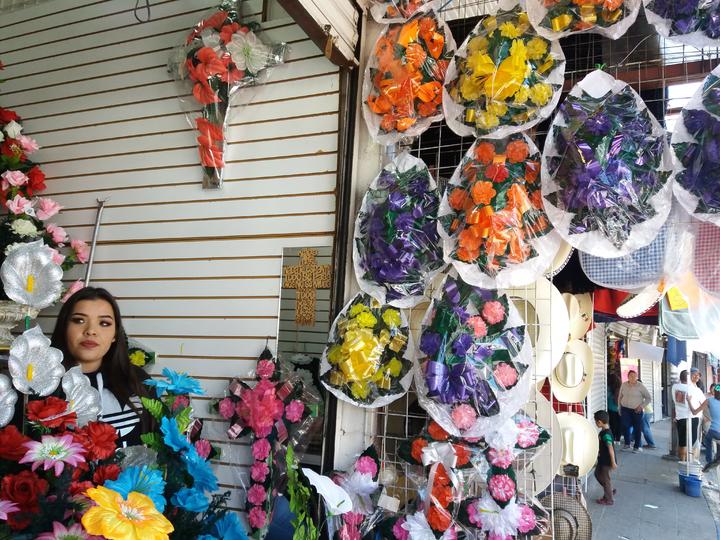 Crece venta de coronas de muerto en papel y tela