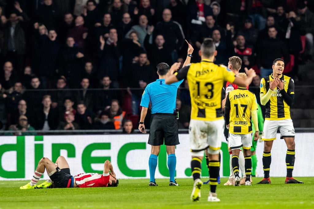 'Chucky' Lozano da asistencia en sufrida victoria del PSV Eindhoven
