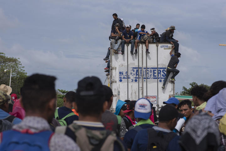 Se divide caravana migrante