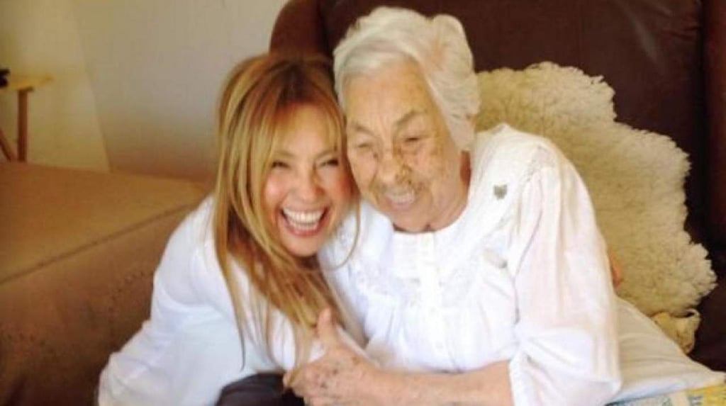 Thalía se reencuentra con su abuela en México
