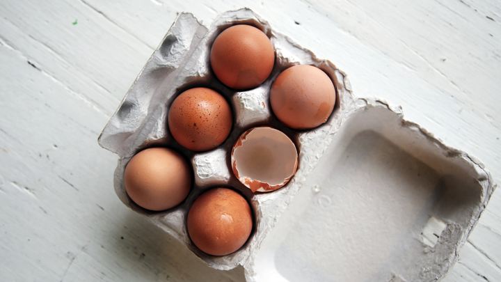 ¿Se deben refrigerar o no los huevos?
