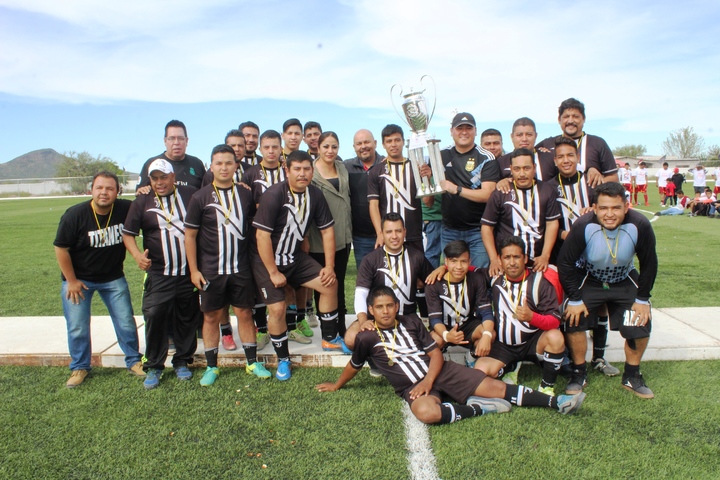 Se juega la final de  futbol en Cuencamé