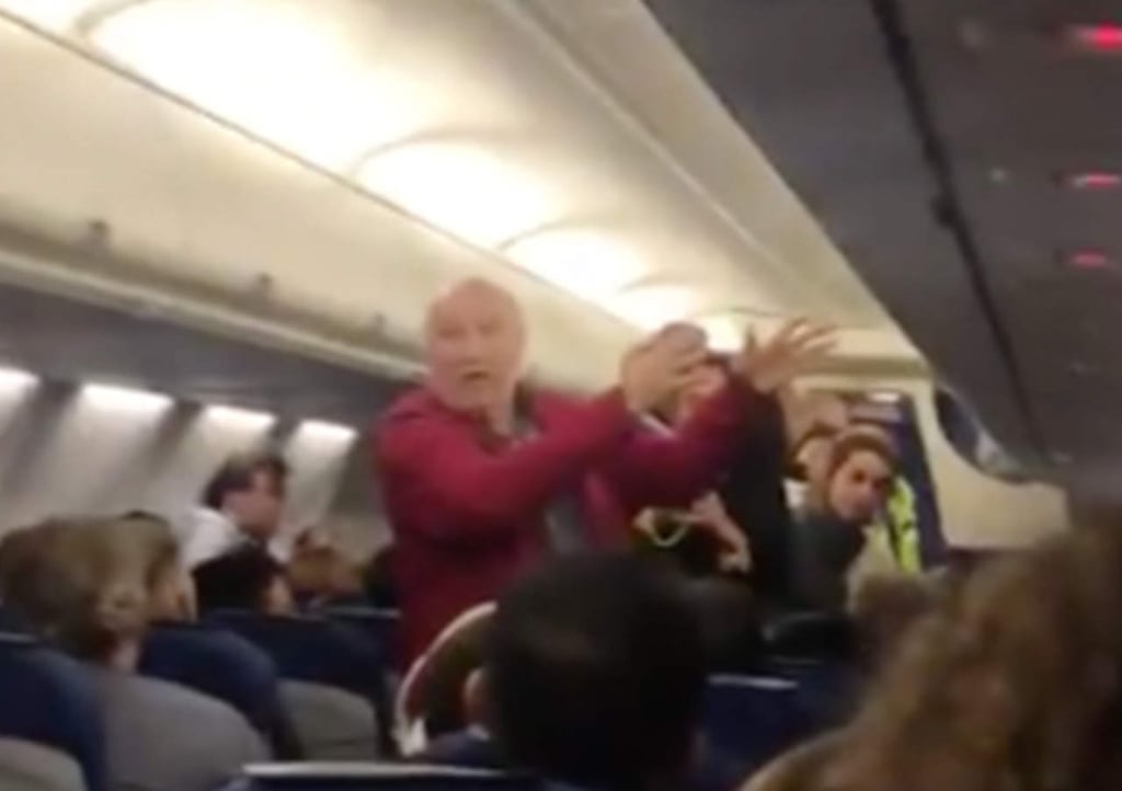 Expulsan a ancianos de avión por no hablar inglés