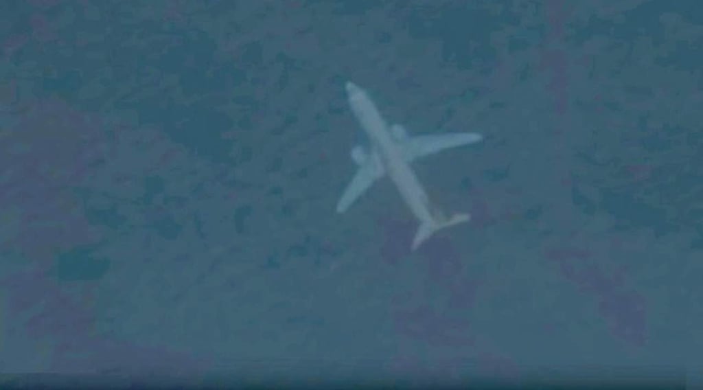 Descubren avión 'sumergido bajo el agua' a través de Google Earth