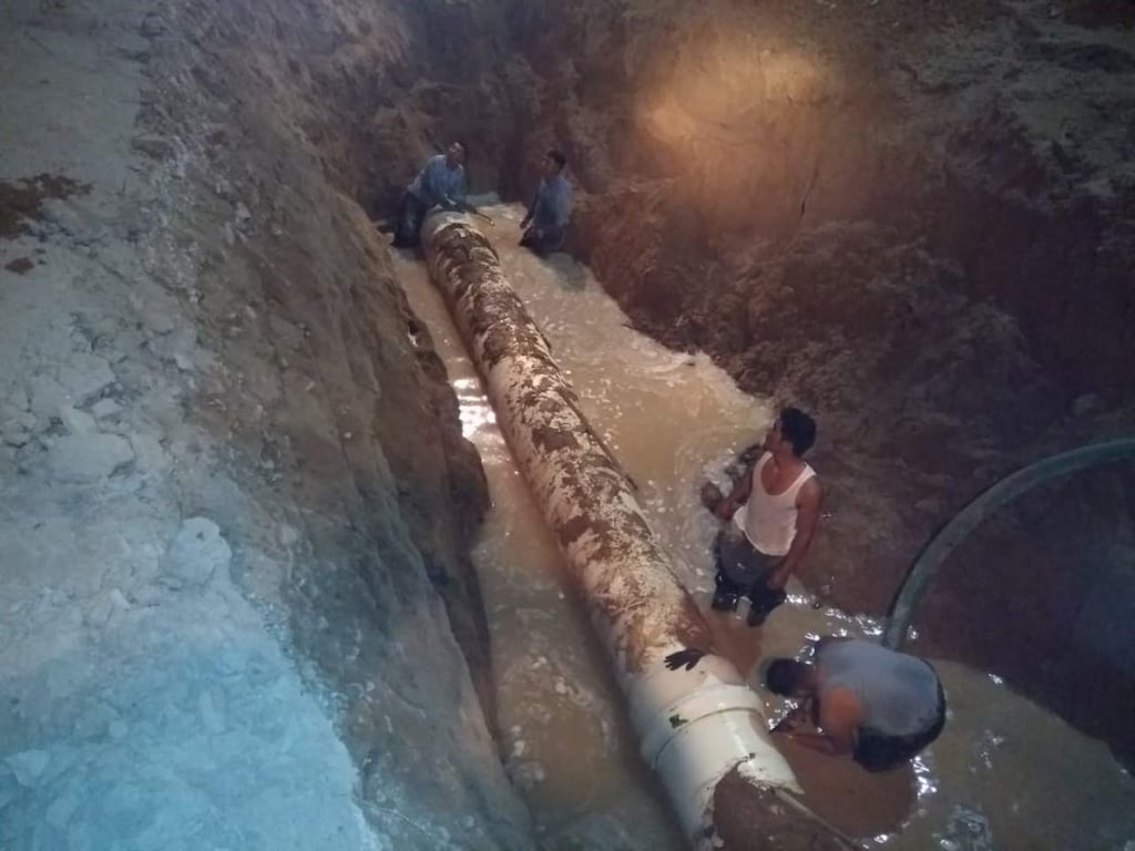Rotura en tubo ocasiona fuga de agua en Gómez Palacio