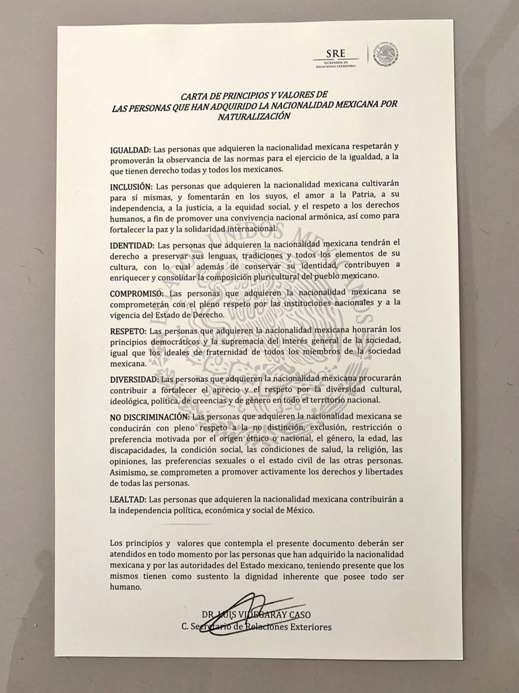 Videgaray entrega carta de naturalización a persona transgénero
