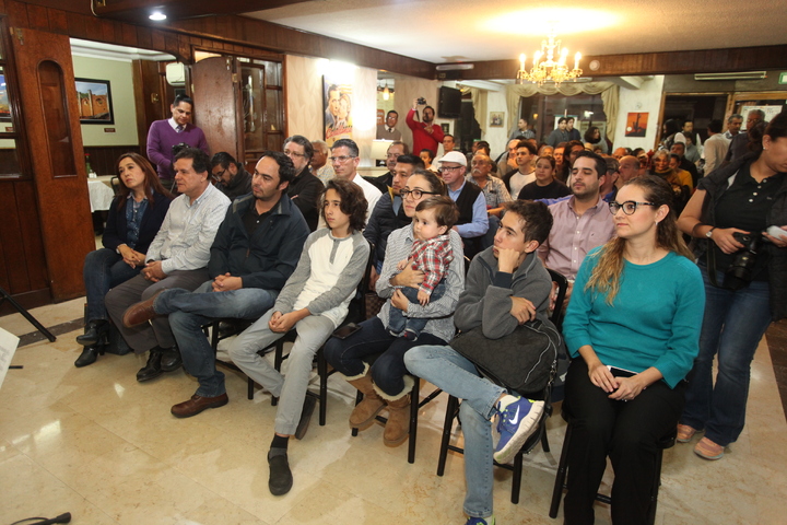 Walter Bishop camina con su lente