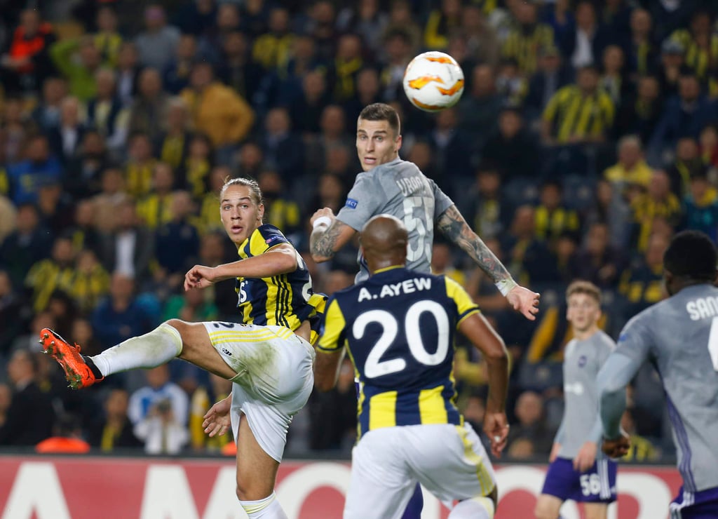 Fenerbahçe vence al Anderlecht con Reyes en la banca