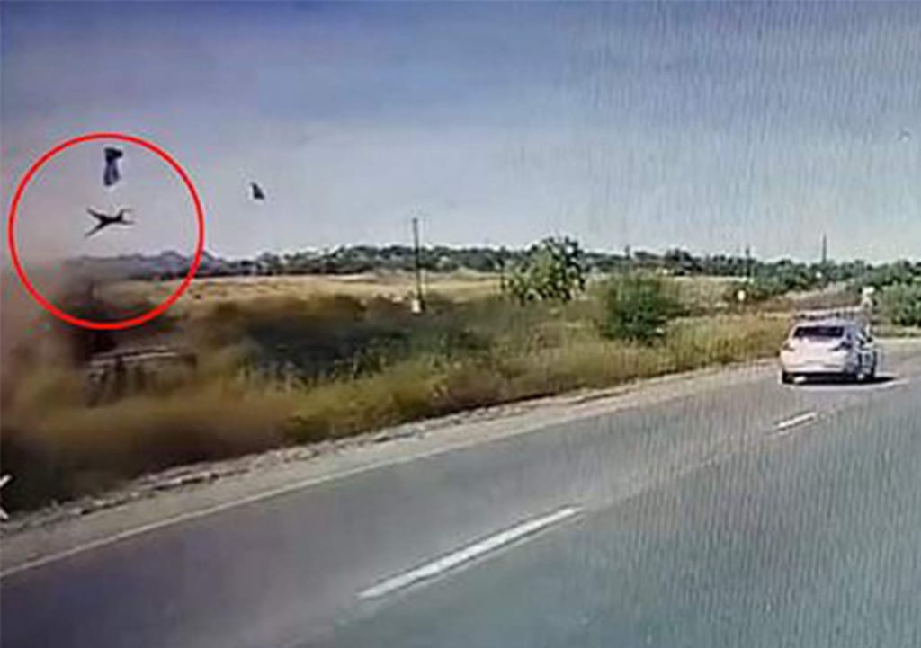 Mujer sale disparada de camioneta tras impactarse
