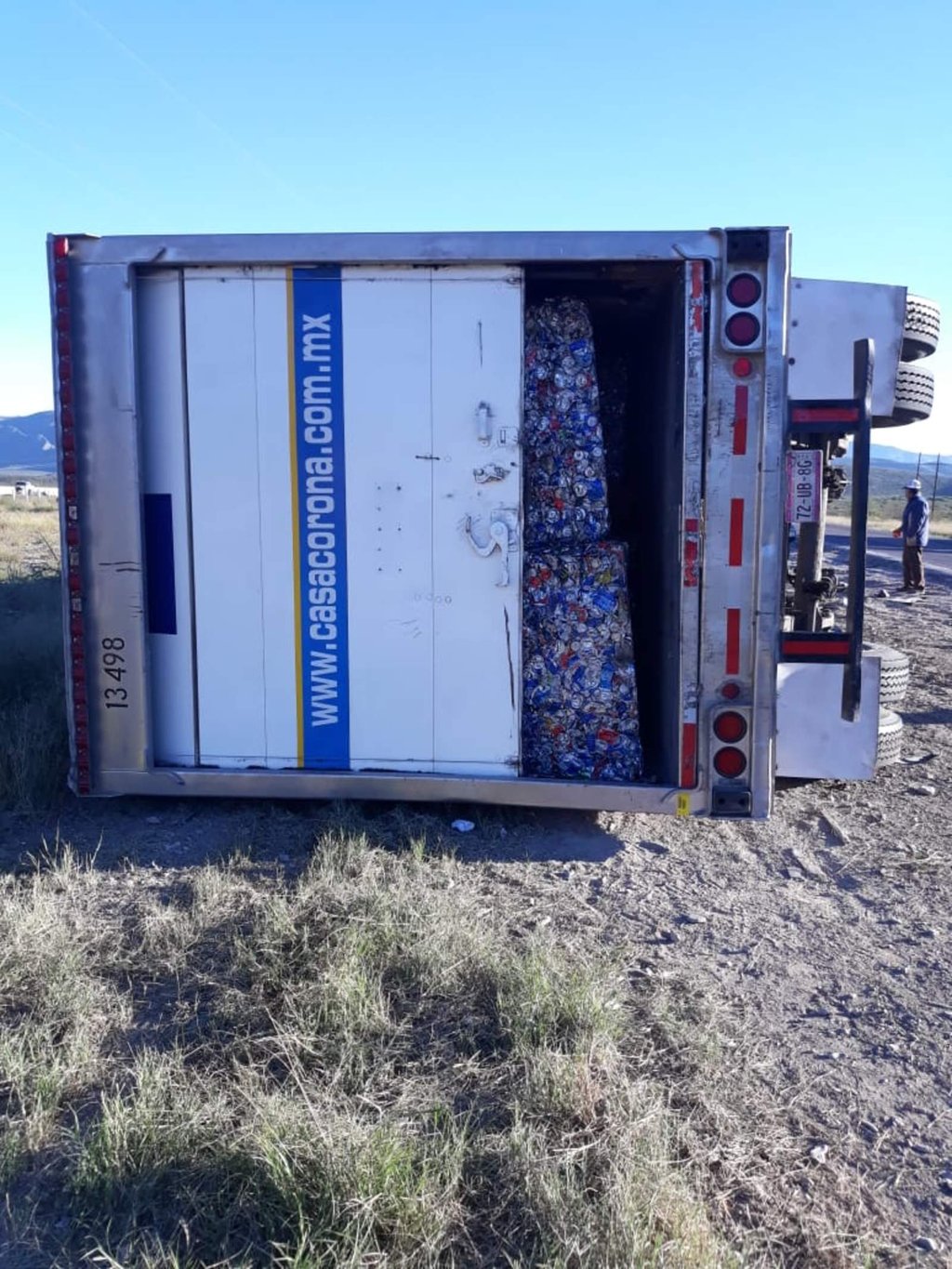 Vuelca tráiler en carretera a Durango