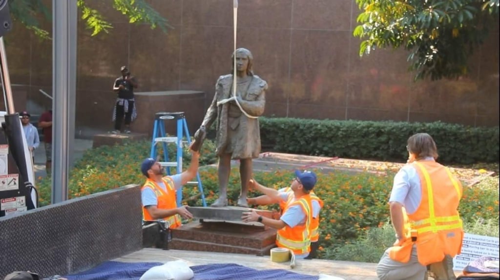 Retiran estatua de Cristóbal Colón en Los Ángeles
