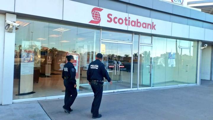 'Policías resguardan bancos', asegura director