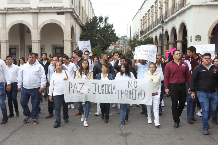 Estudiantes realizan marcha para exigir justicia