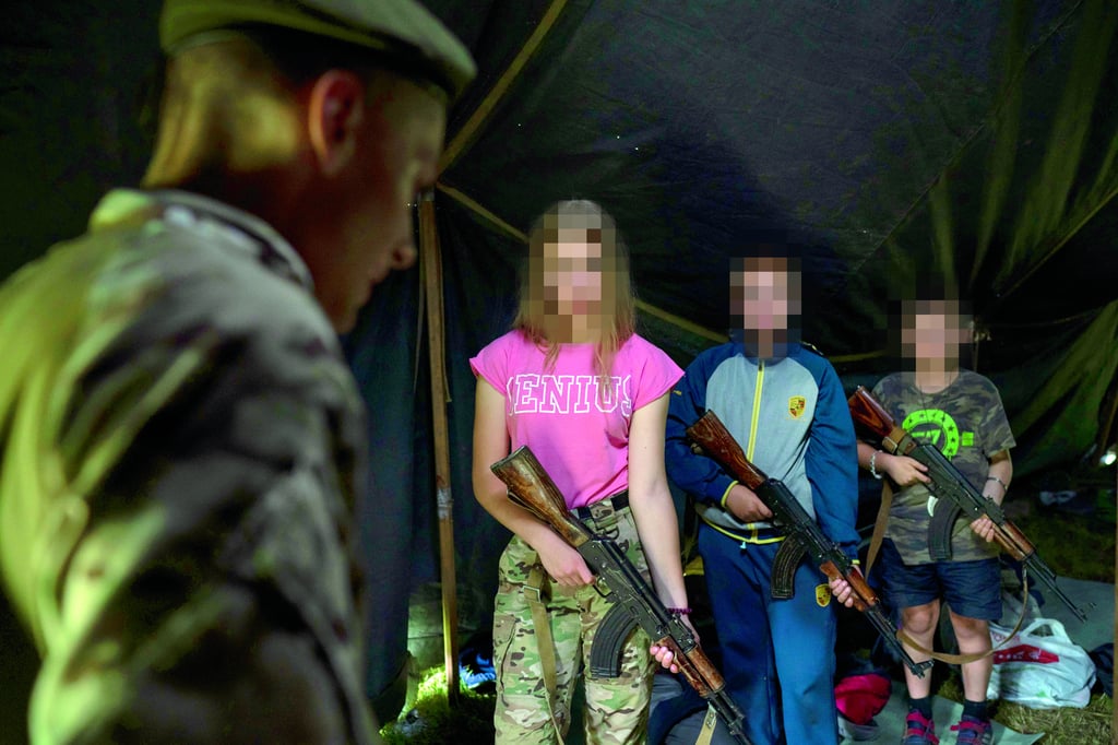 Entrenan a niños para matar en Ucrania