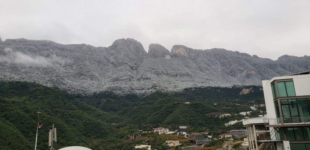 Montañas de Nuevo León se cubren de nieve