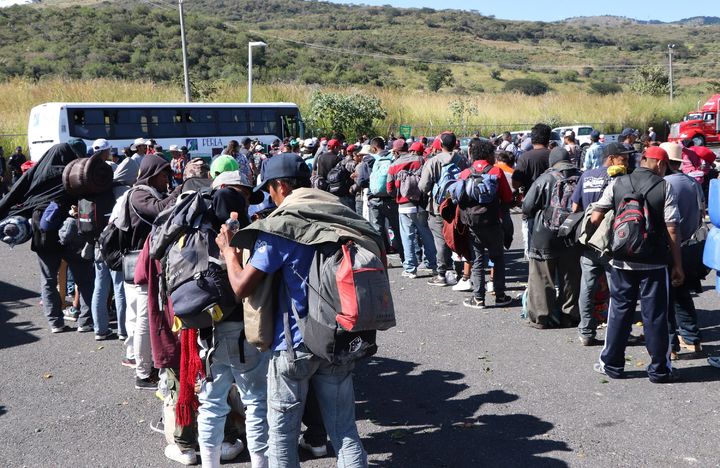 Migrantes siguen, a la fuerza, ruta hacia la frontera