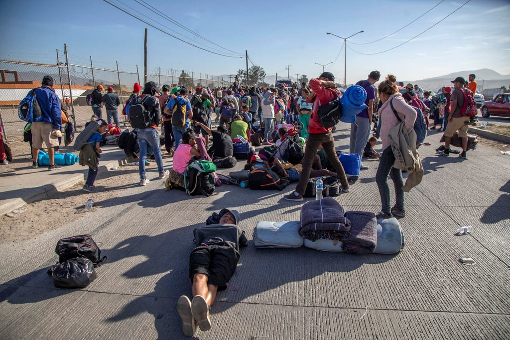 Caravanas deberán 'esperar en México' para pedir asilo: EU