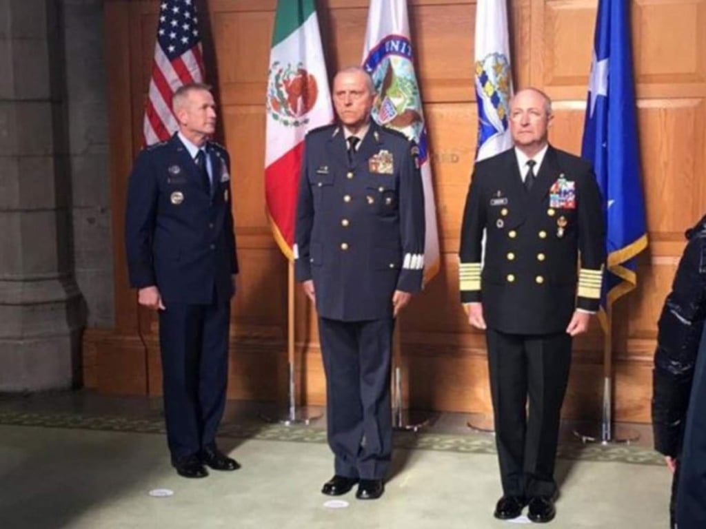 EU condecora a los secretarios de la Defensa y la Marina de México