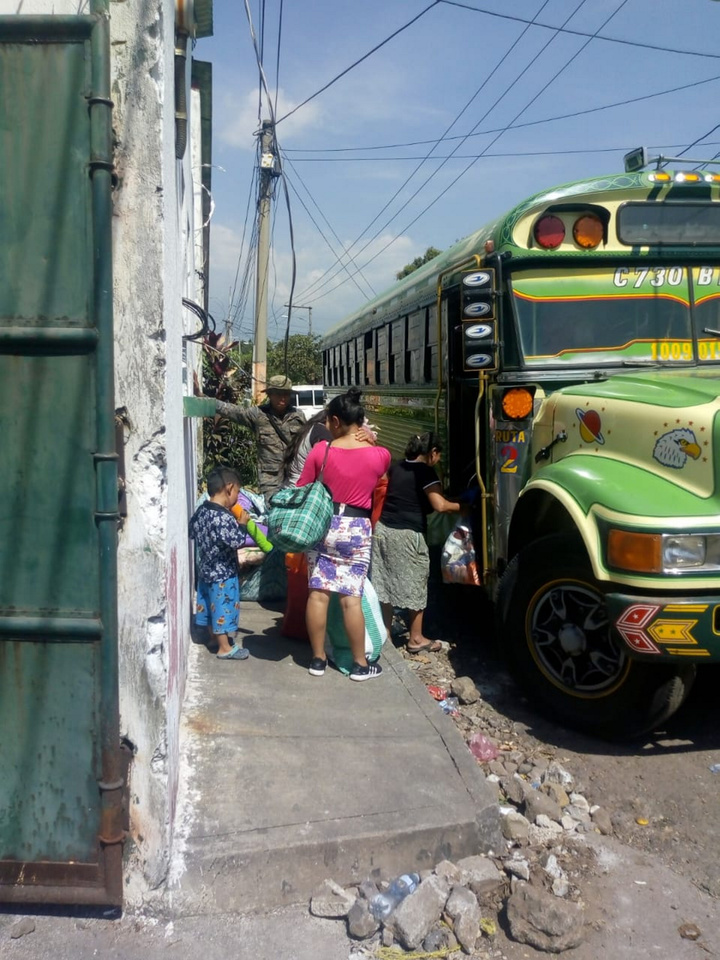 Familias retornan tras erupción volcánica