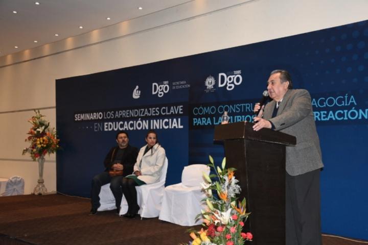 Reconoce Rubén Calderón labor  de educadoras